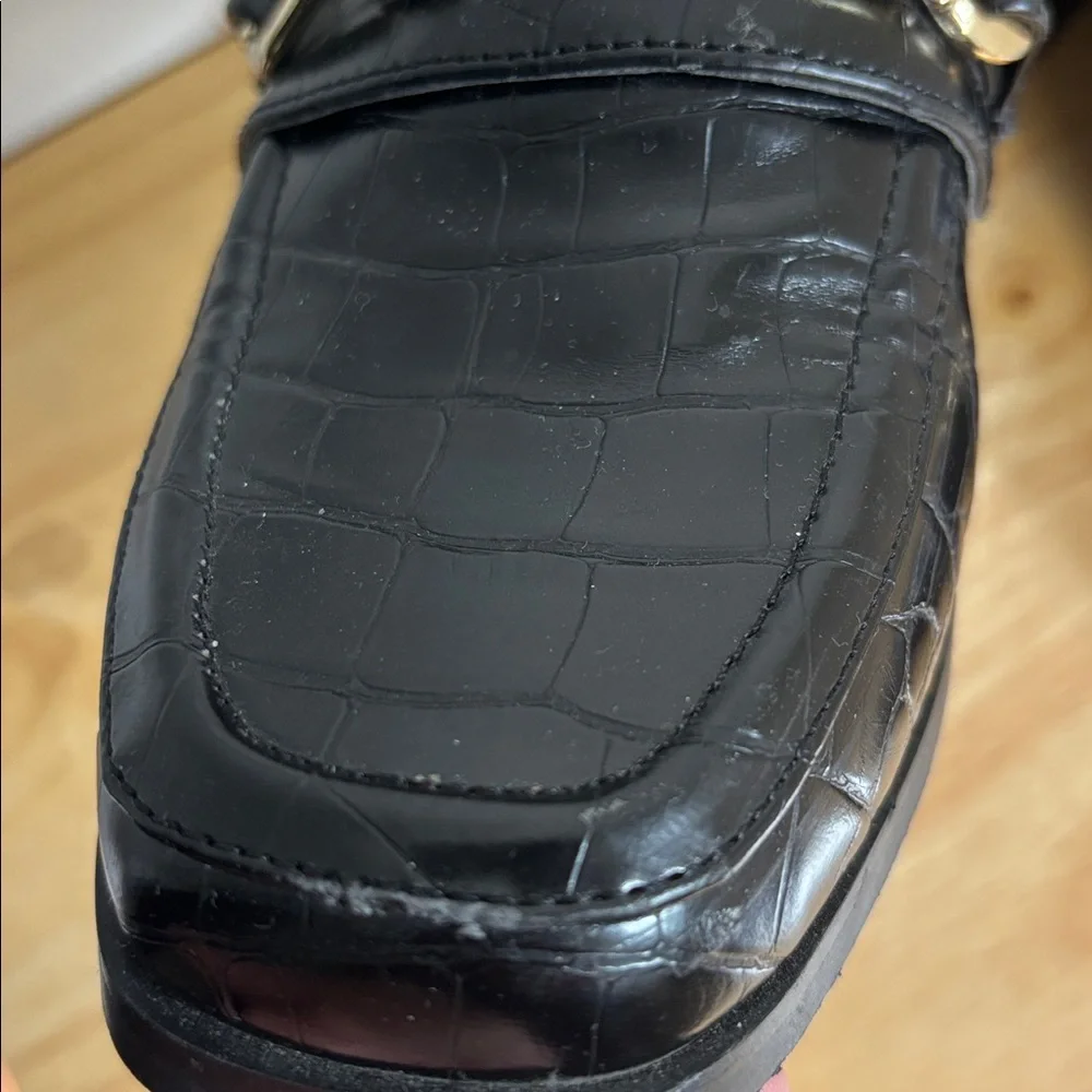Urban Outfitters Black Croc Print Loafers with Heel and gold chain accent size 7 - Picture 11 of 11